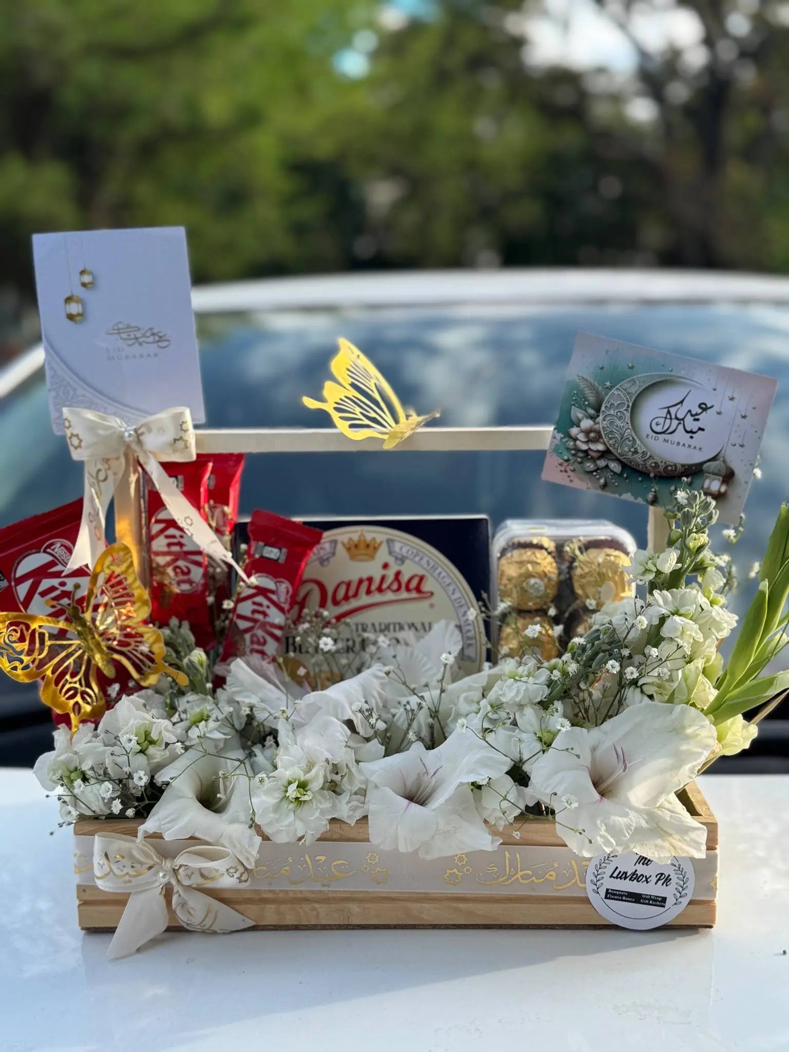 Eid Floral Snack Tray – Wooden Tray with Flowers & Treats