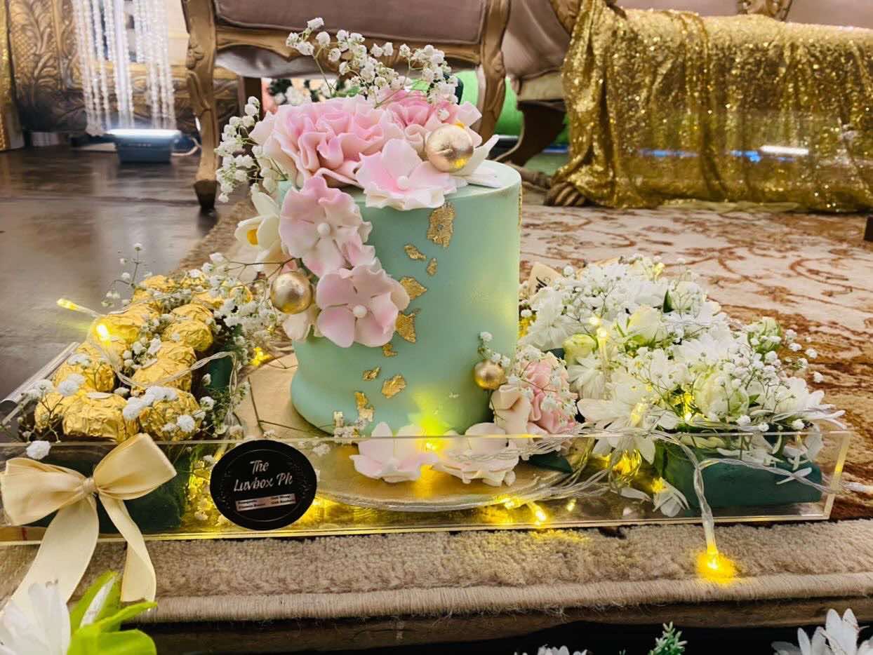 Bloom & Cake Majestic – Floral Cake in Acrylic Tray with Ferrero