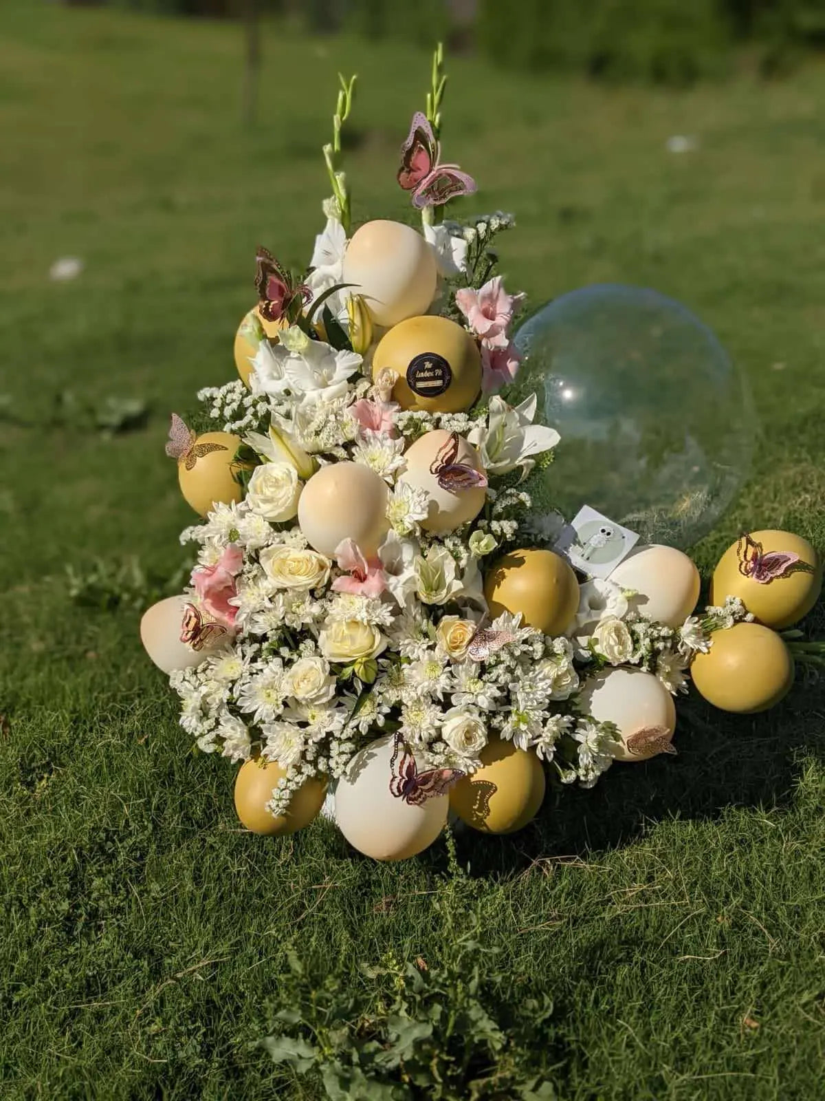 The LuvBox PK – Luxe Balloon & Flower Bouquet