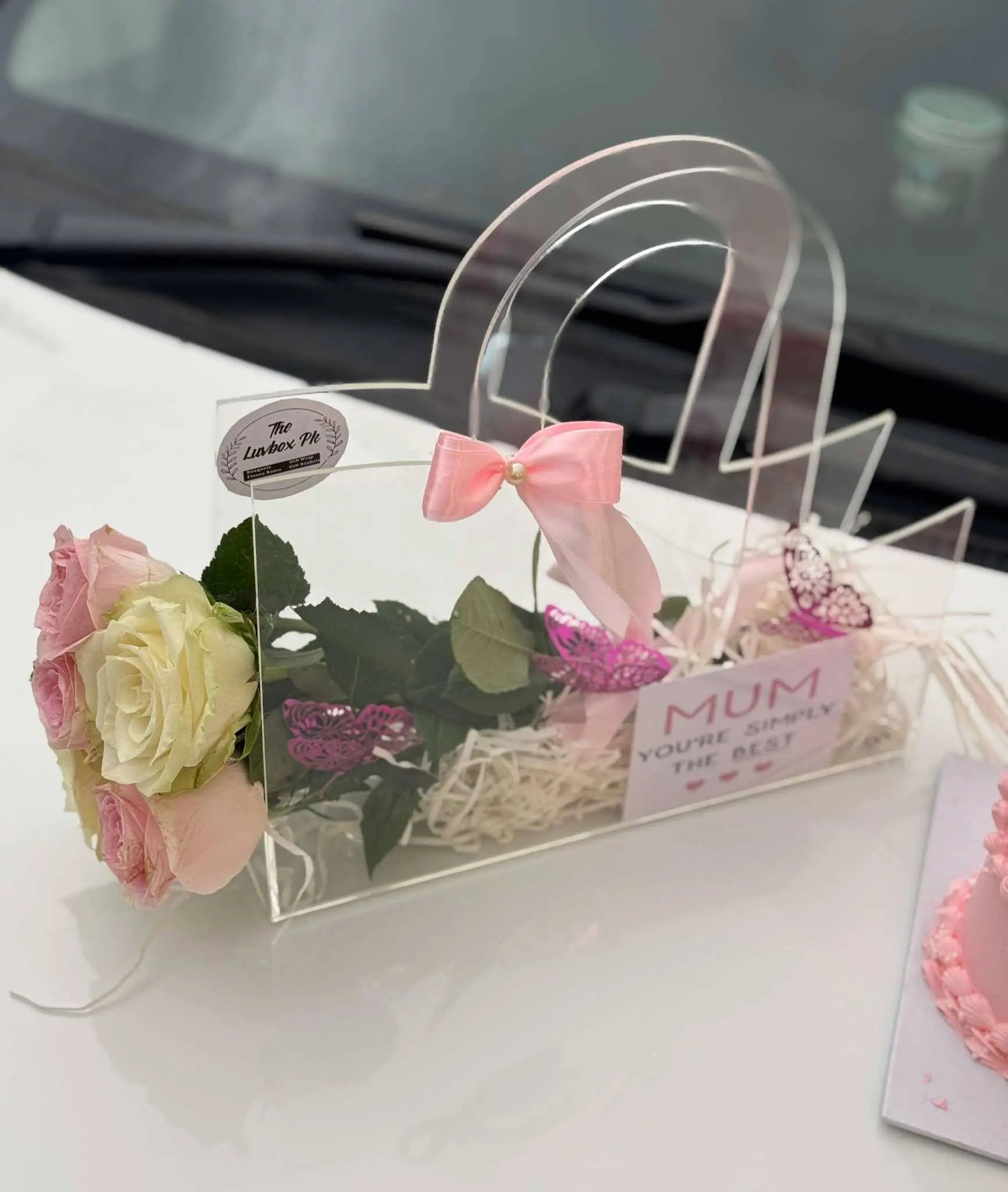 Elegant Handbag Gift – Acrylic Box with Roses & Heart Cake for Mother’s Day