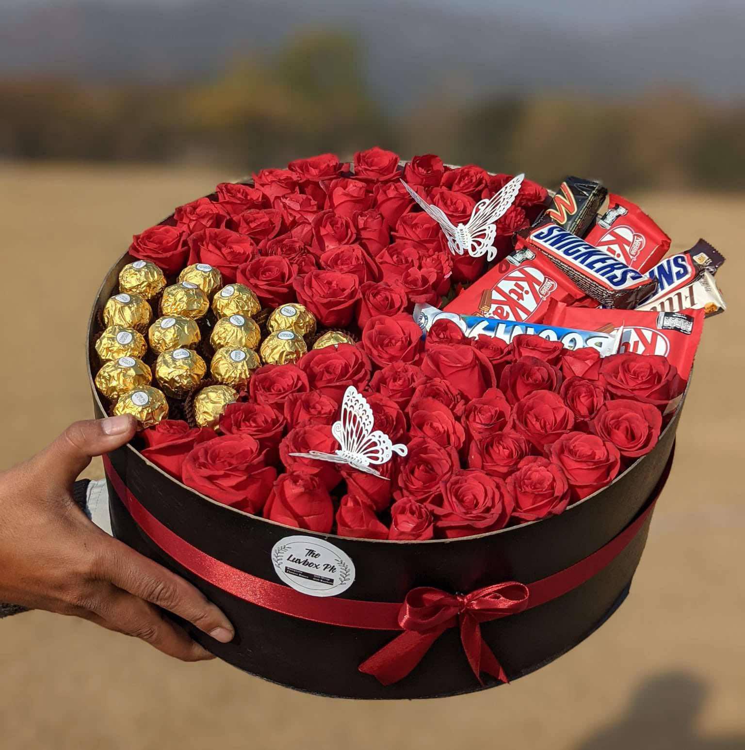 Luxury Round Rose & Chocolate Box β Birthday Gift