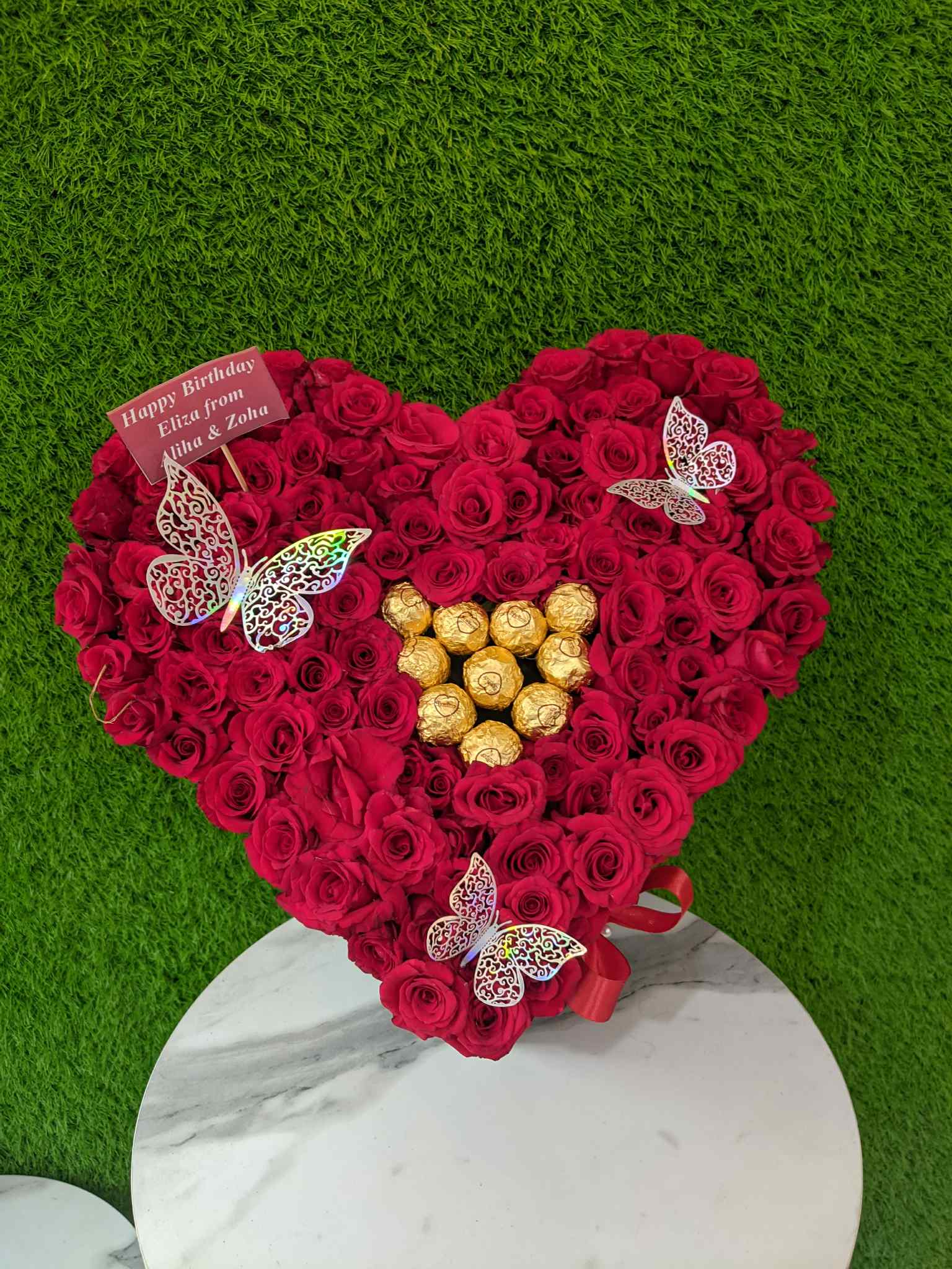 Sweetheart’s Treasure – heart-shaped box with 100 roses and Ferrero Rocher chocolates
