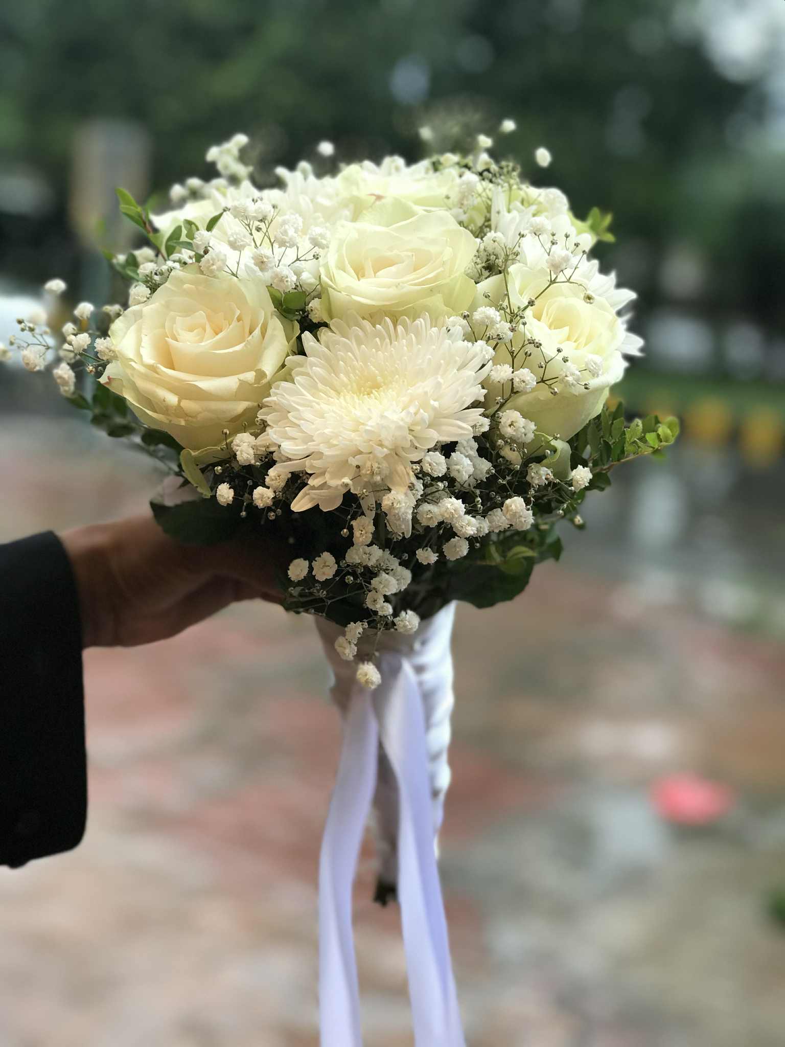 Luxury bridal bouquet with white roses, chrysanthemums, and baby’s breath in Islamabad.