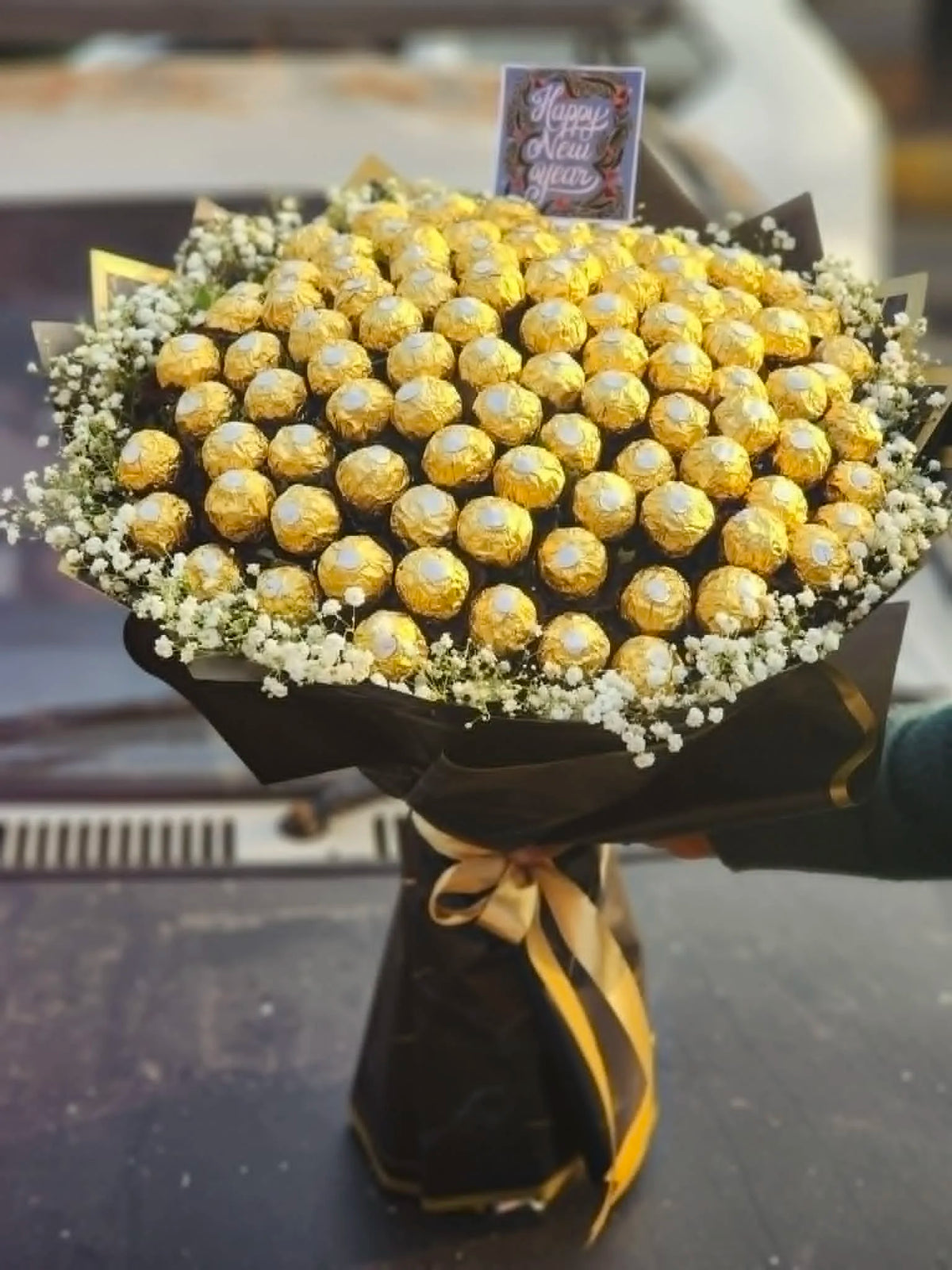 Thoughtful gifts for family in Islamabad flowers cake and gift box