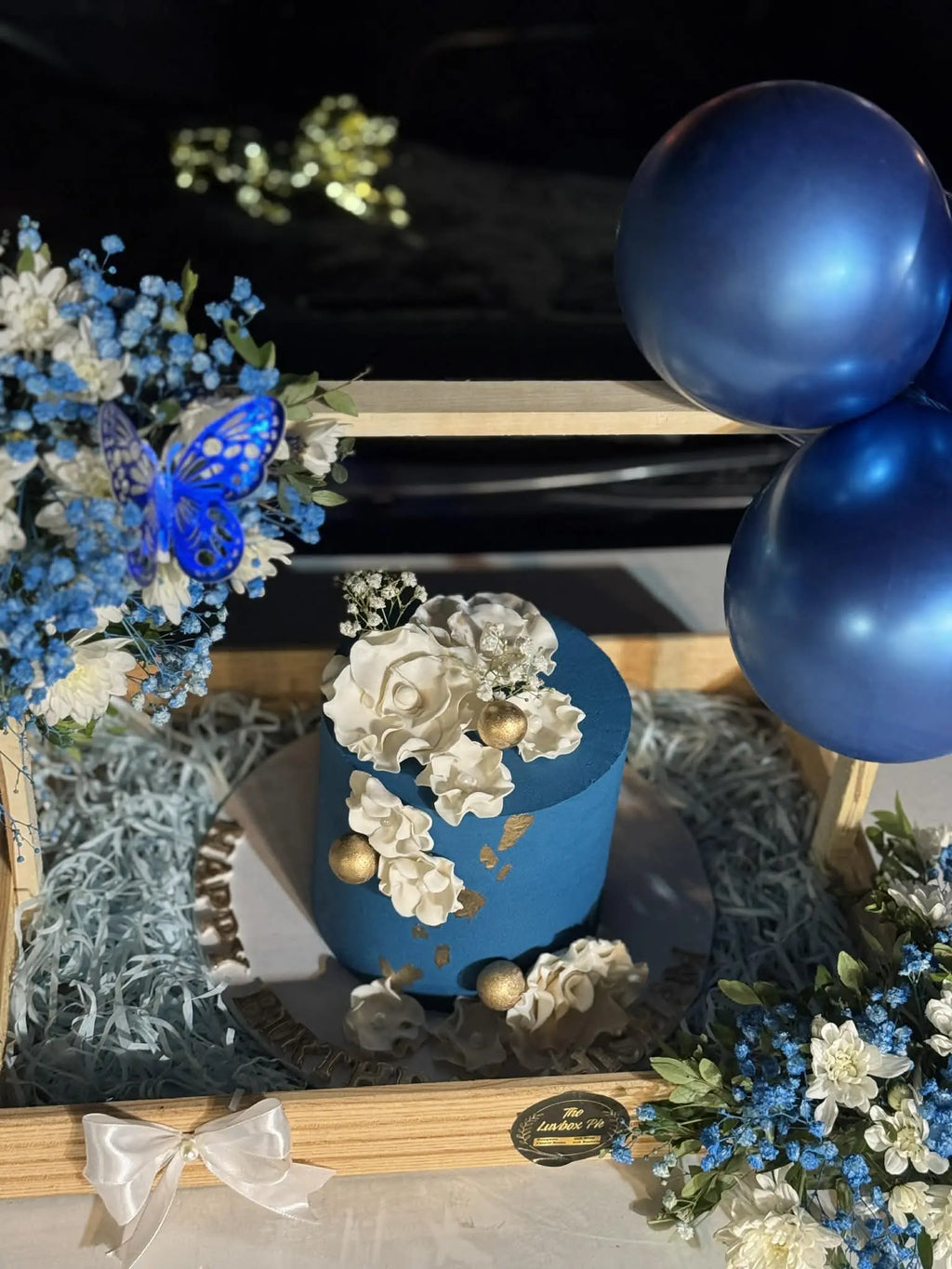 Timeless Bloom Tray 🌸✨ – 3 lbs Premium Cake & Floral Basket