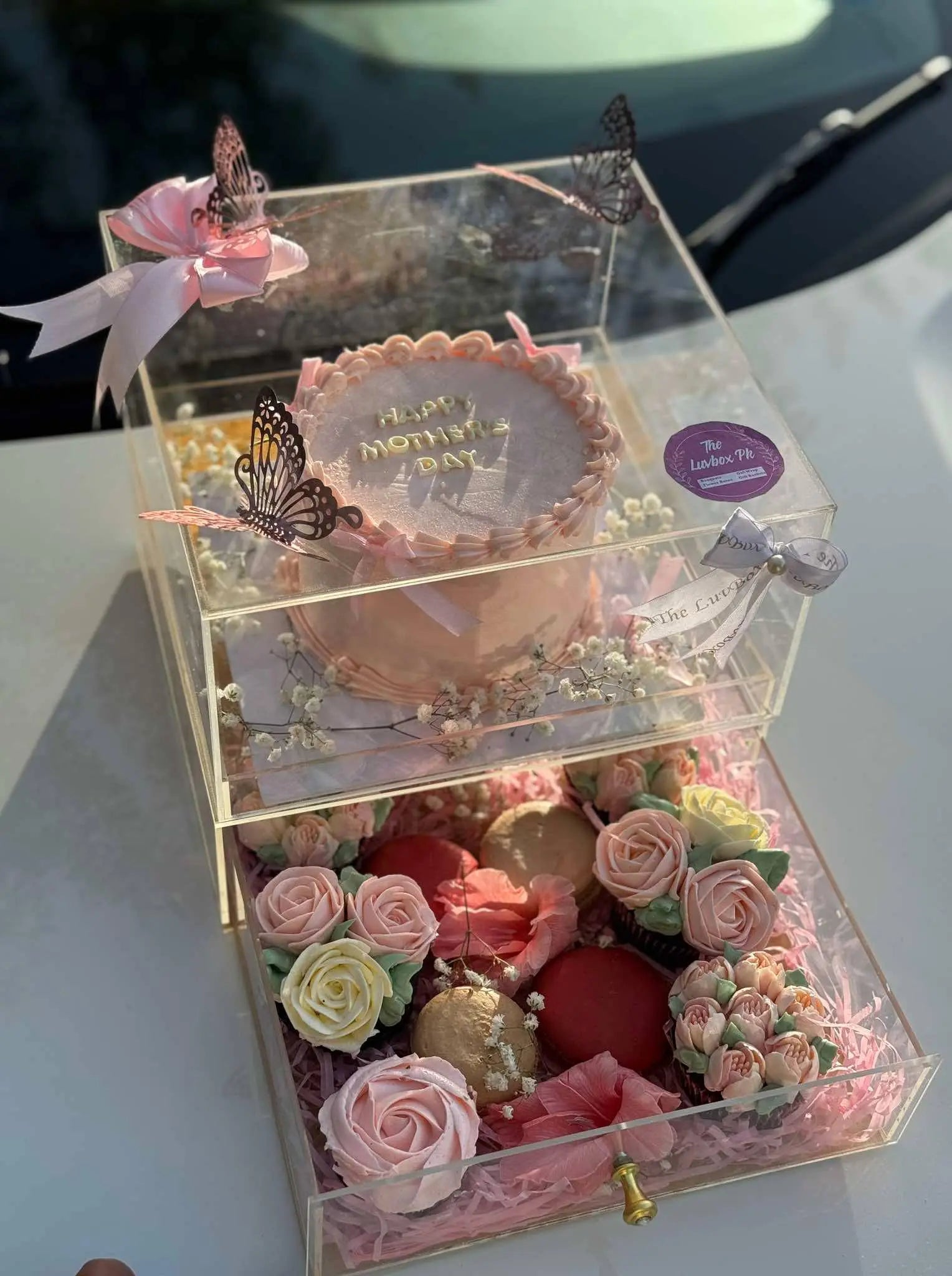 Amour Bloom – Mother’s Day Luxury Acrylic Cake Box with Cupcakes & Macarons