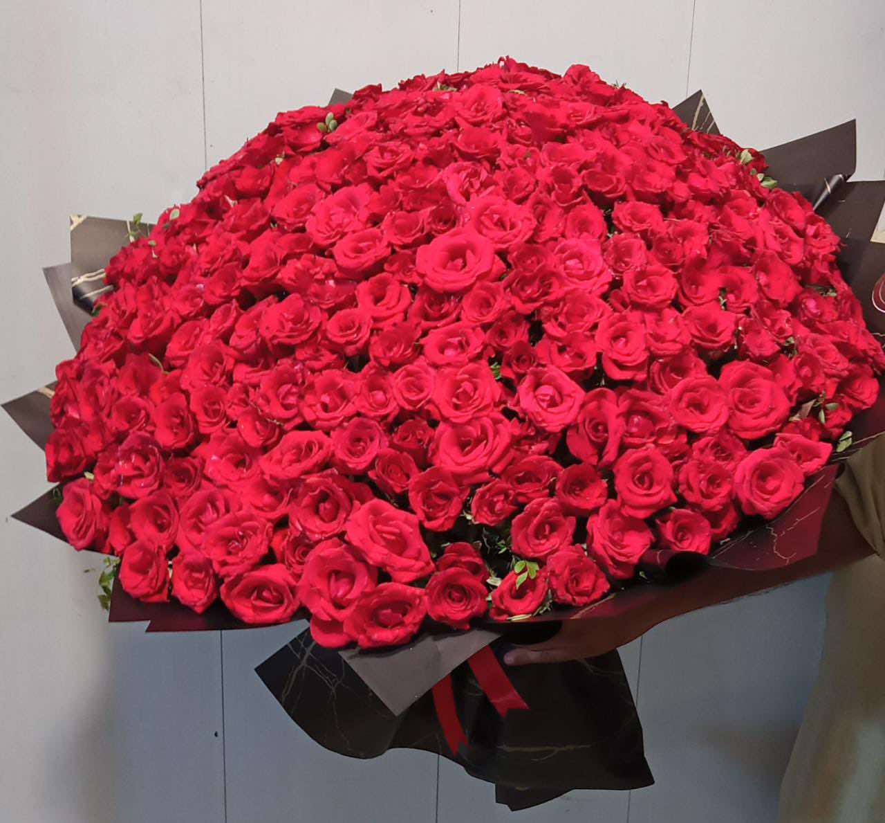 Luxury Red Rose Bouquet – 300 Premium Roses for Grand Occasions