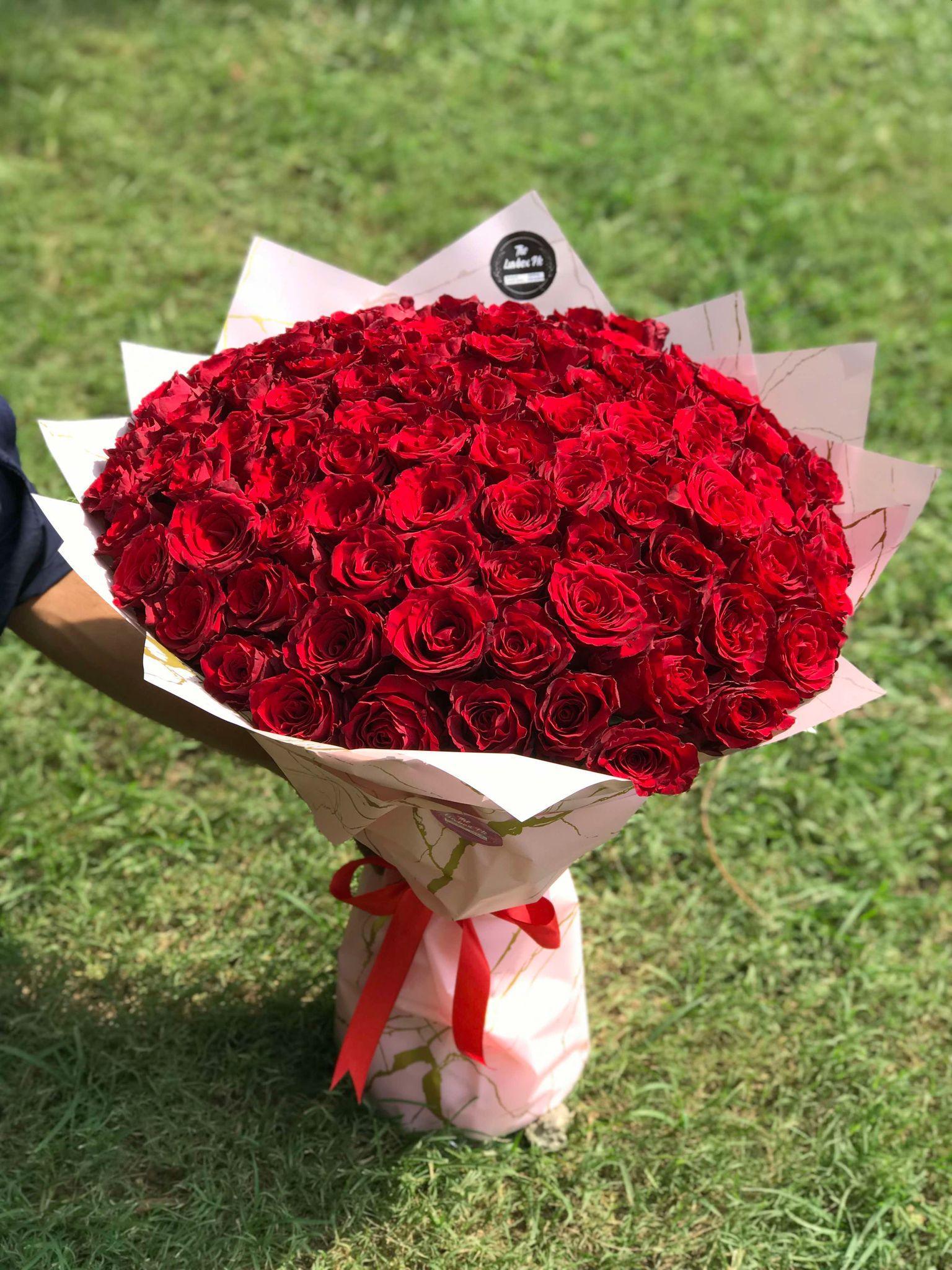 Majestic Roses – 100 Imported Red Rose Bouquet