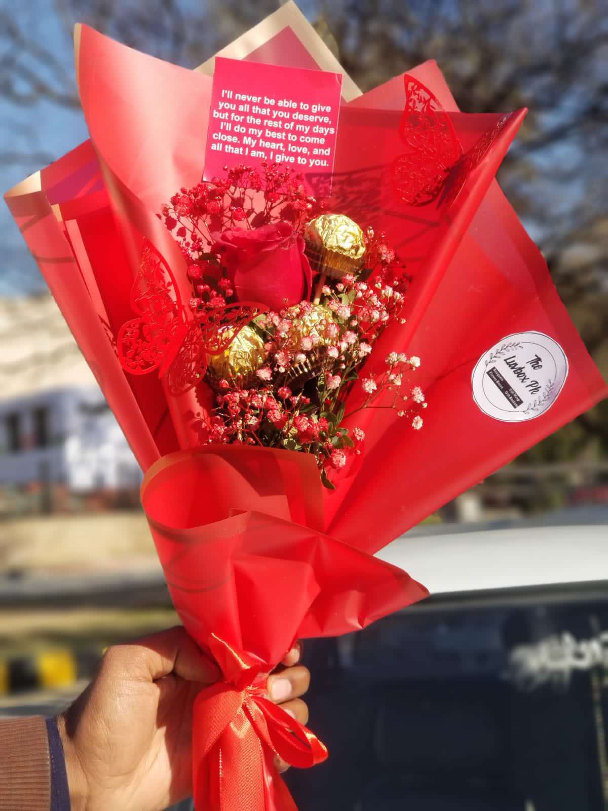 Radiant Charm – Small Flower Bouquet