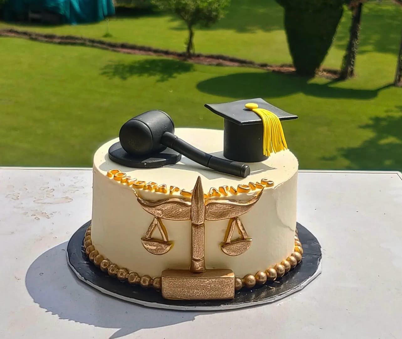 Graduation Charm – Celebrate Success with a Custom Graduation Cake