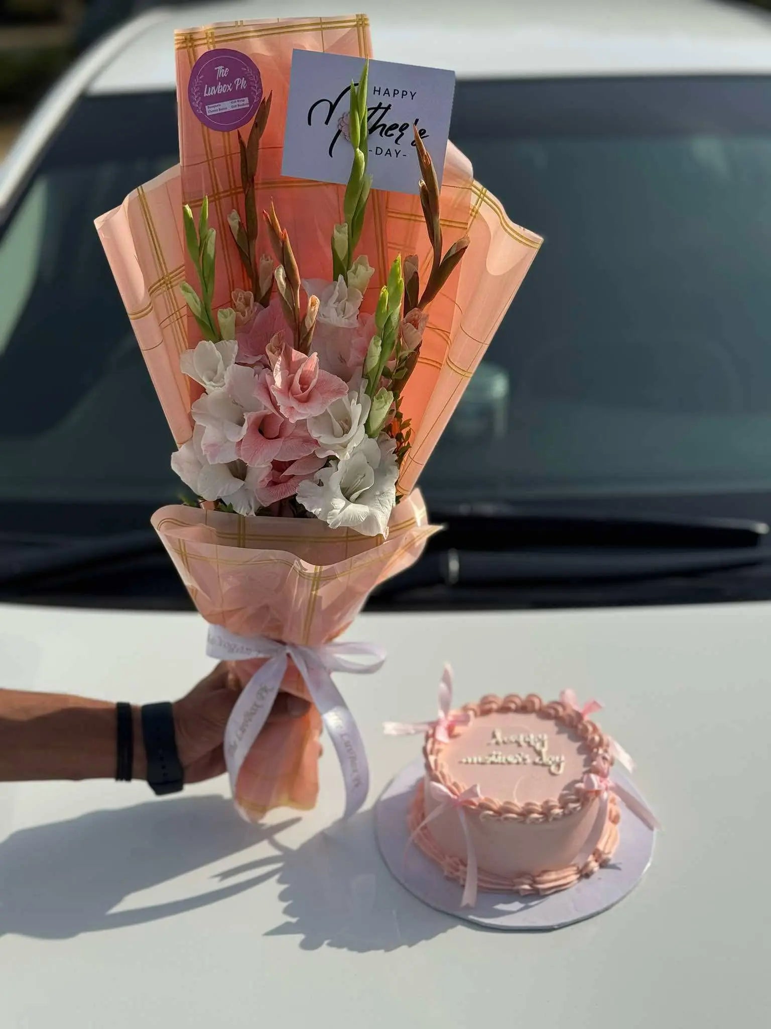 Mom's Sweet Bloom Combo – Bouquet & Cake Gift