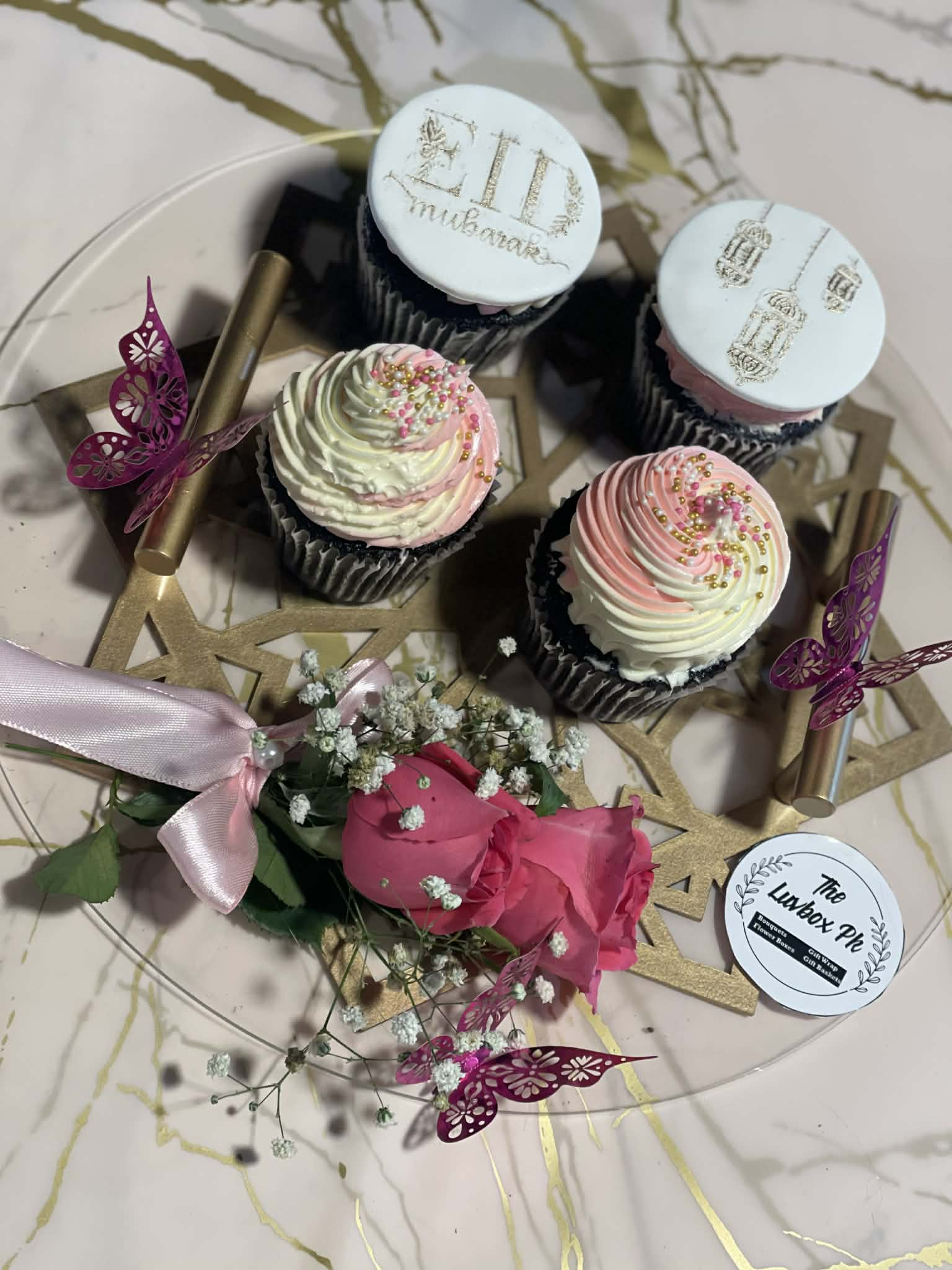 Eid Mubarak mini cupcake platter with 4 cupcakes in acrylic tray