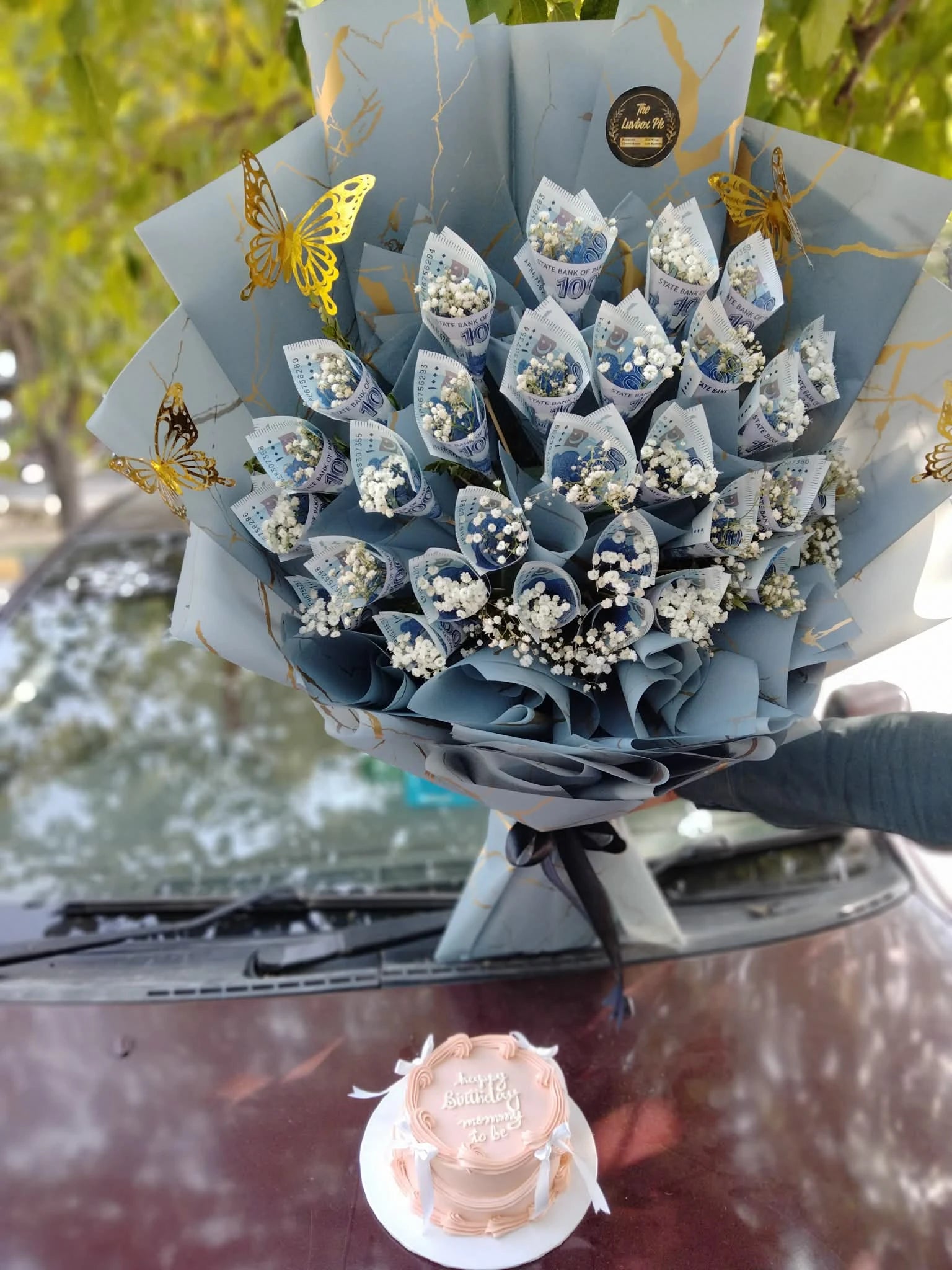 Luxury 25k money bouquet with 1k notes and 2 lbs cake from gift shop Islamabad
