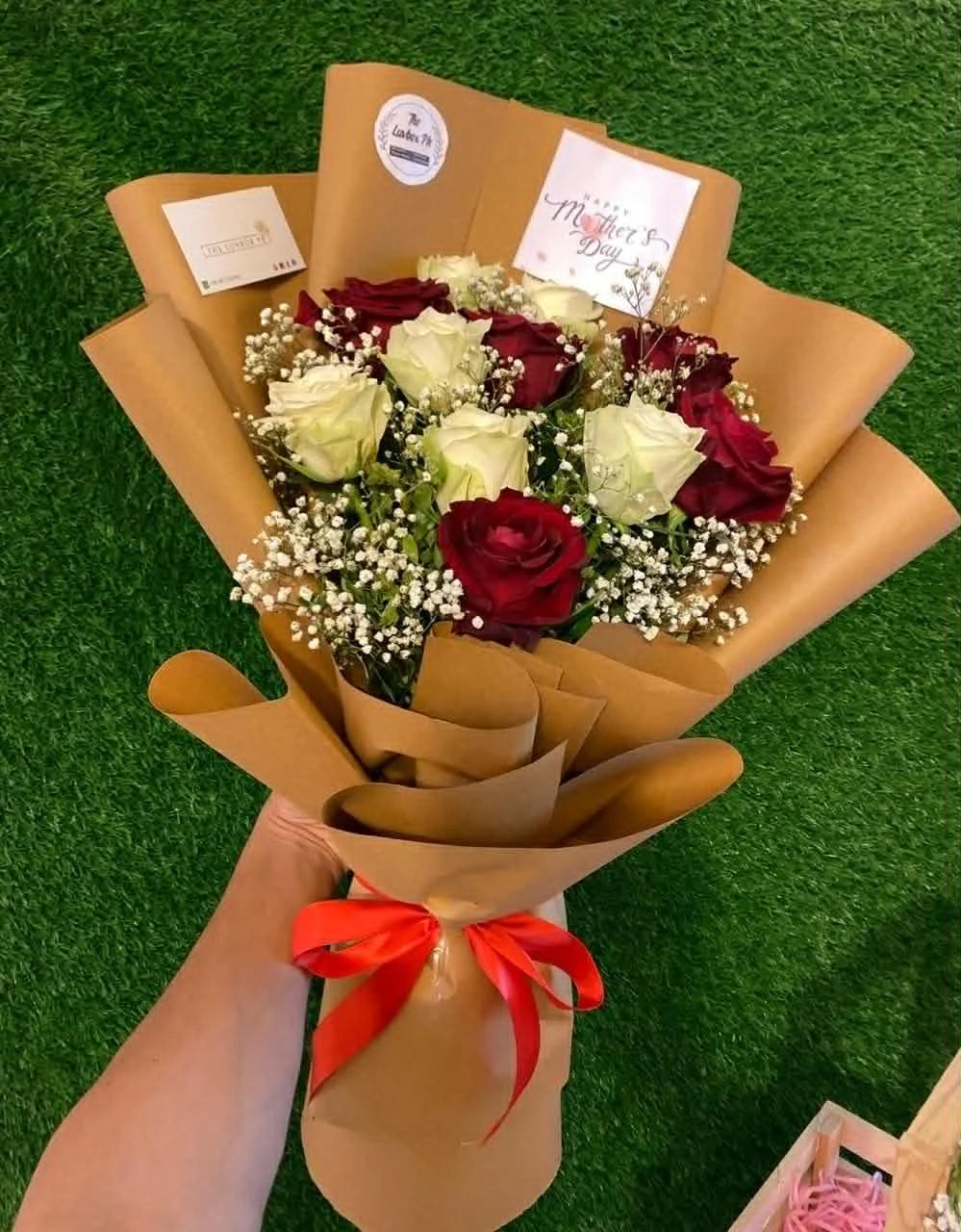 Luxury bouquet of long-stem red and white roses beautifully wrapped for anniversaries, proposals, birthdays, and flower delivery in Pakistan.
