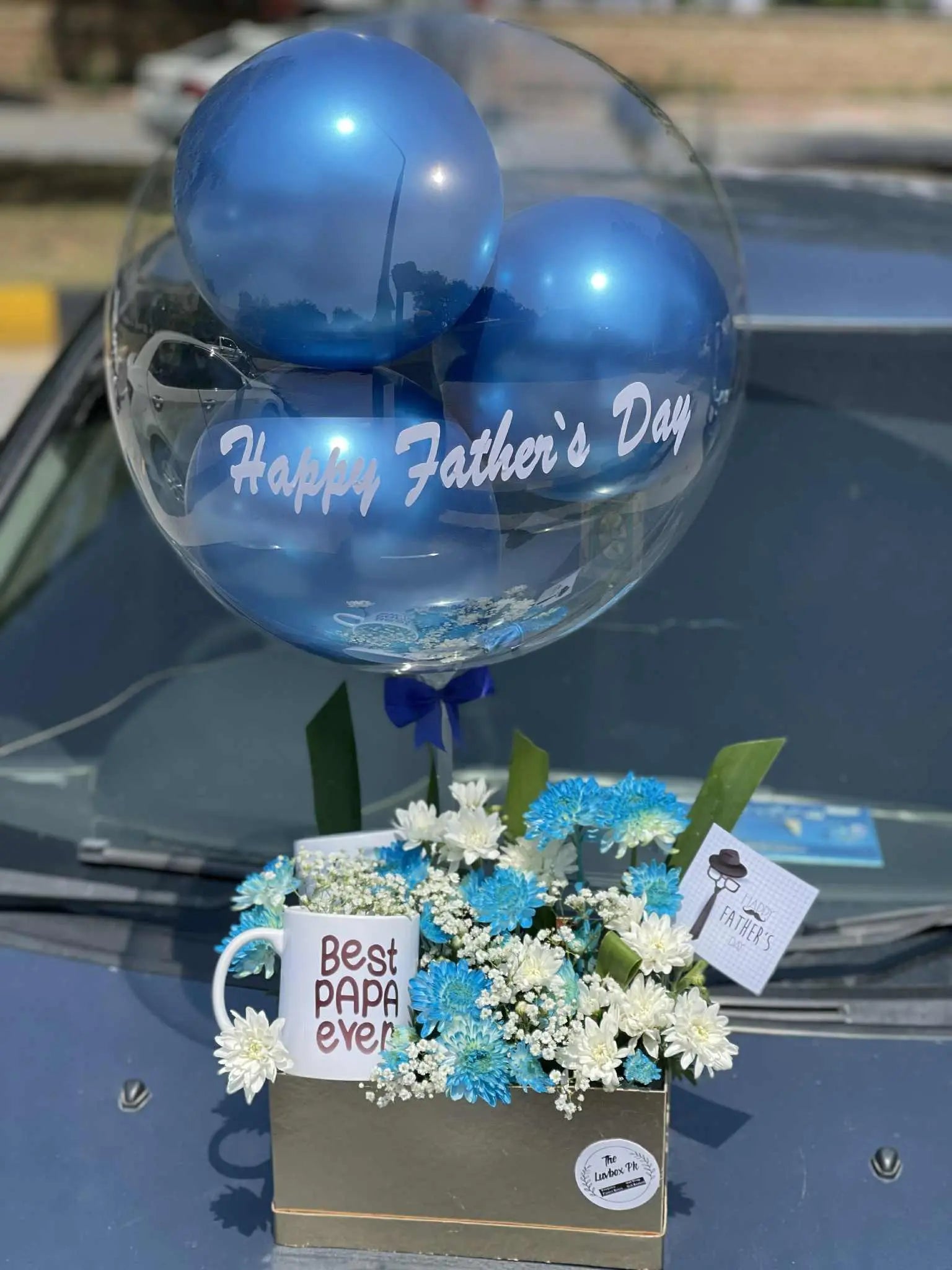 Father’s Day balloon gift box with assorted fresh flowers – The LuvBox PK