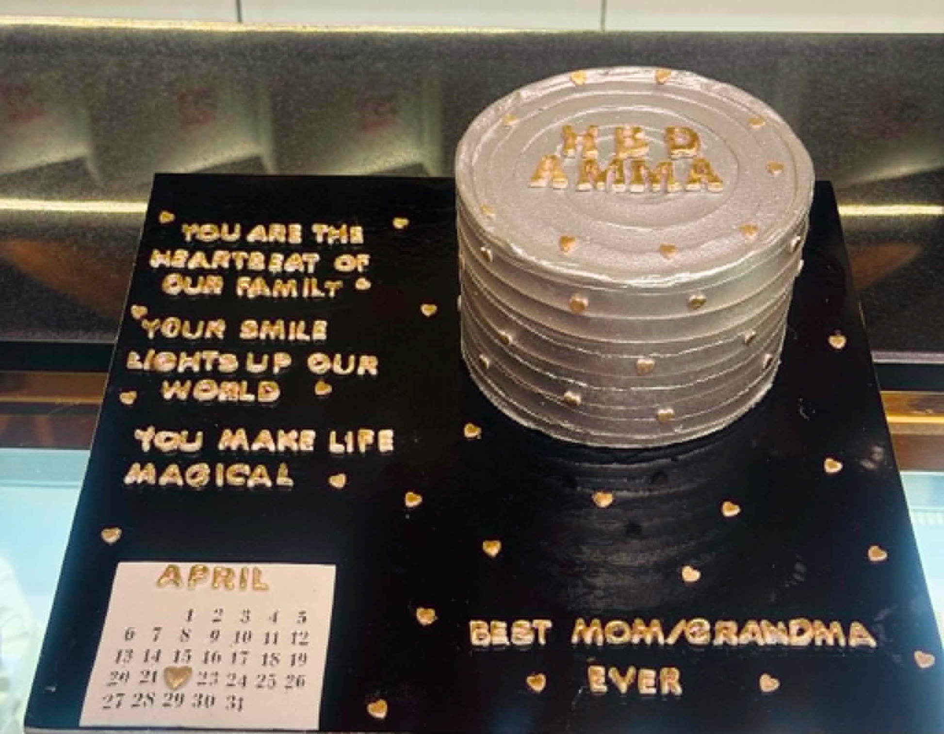 Luxury personalized black and gold cake tray with 2 lbs custom cake and marked calendar date, perfect for Mom, birthdays, anniversaries, and gifts delivery in Pakistan.