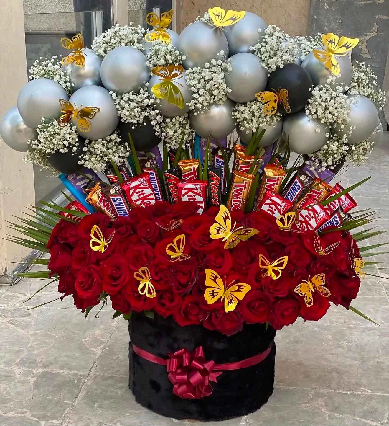 Grand Amour – Oversized Luxury Rose Box with Balloon Arch & Chocolates