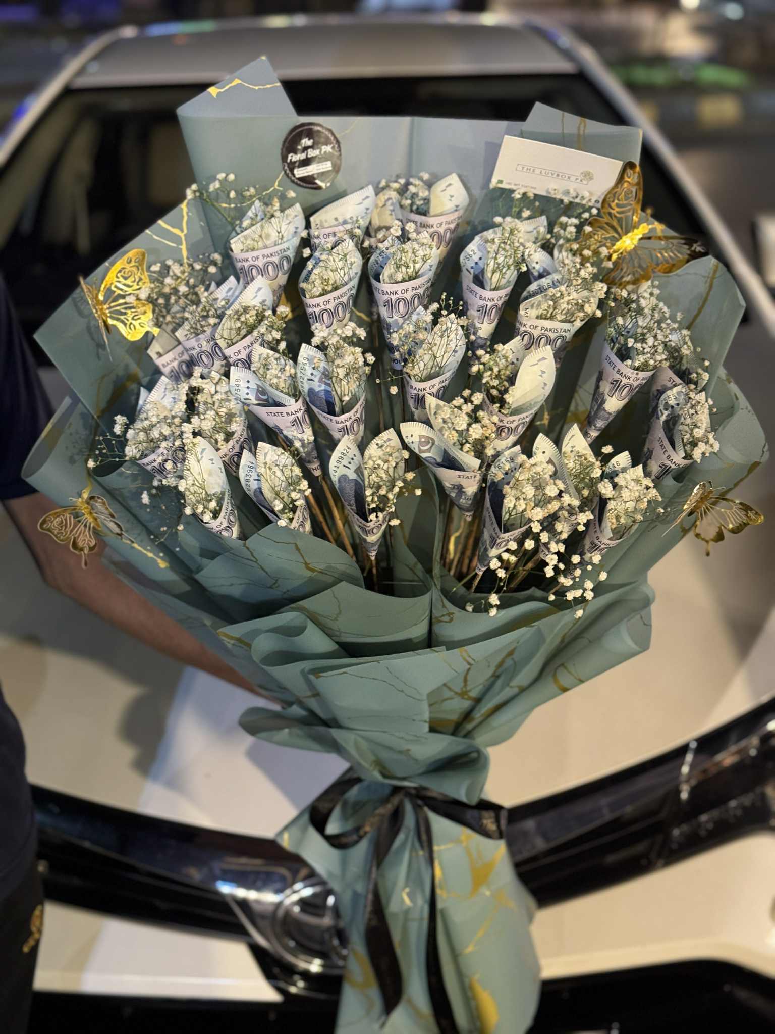 Luxury money bouquet with PKR 30,000 cash in 500 notes, stylish gift for men in Pakistan.