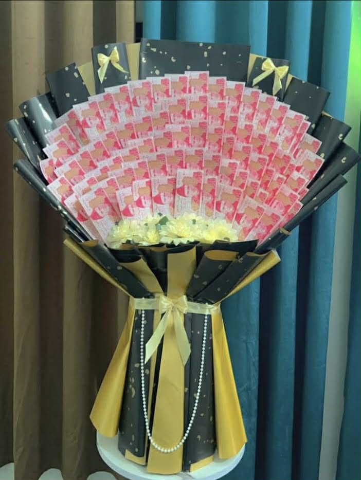 Money bouquet with 15000 PKR in 100 rupee notes for wedding gift Islamabad