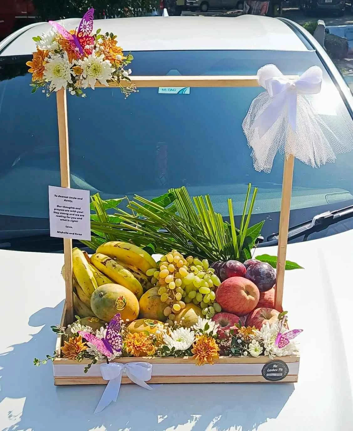 Floral Essence Luxe – Premium Seasonal Fruit Basket with Elegant Flower Decor
