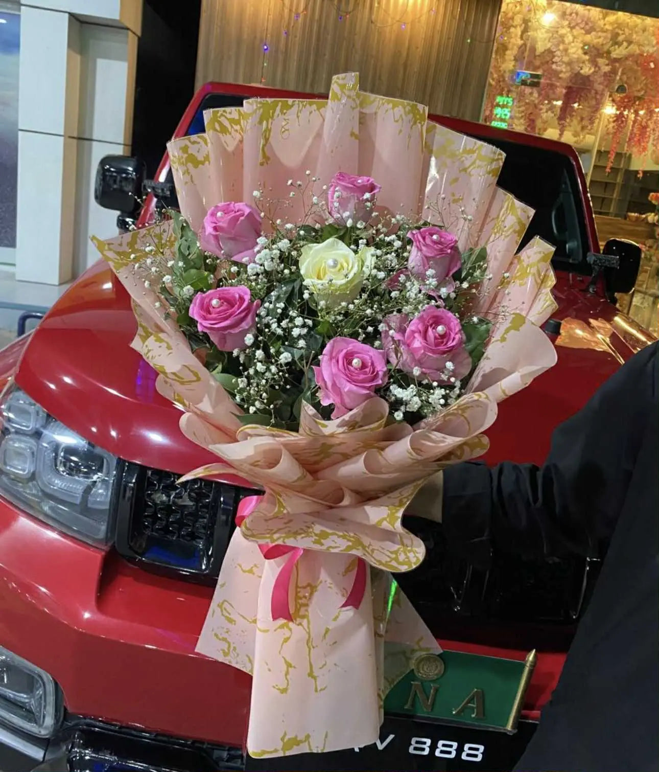 Elegant mixed rose bouquet in red, pink and white – flower delivery from gift shop in Islamabad