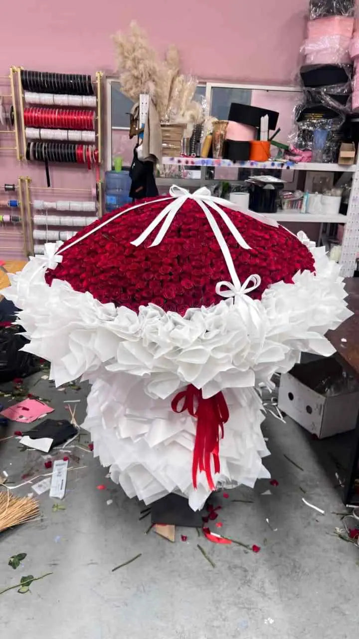 Oversized luxury bouquet with over 1000 premium red roses