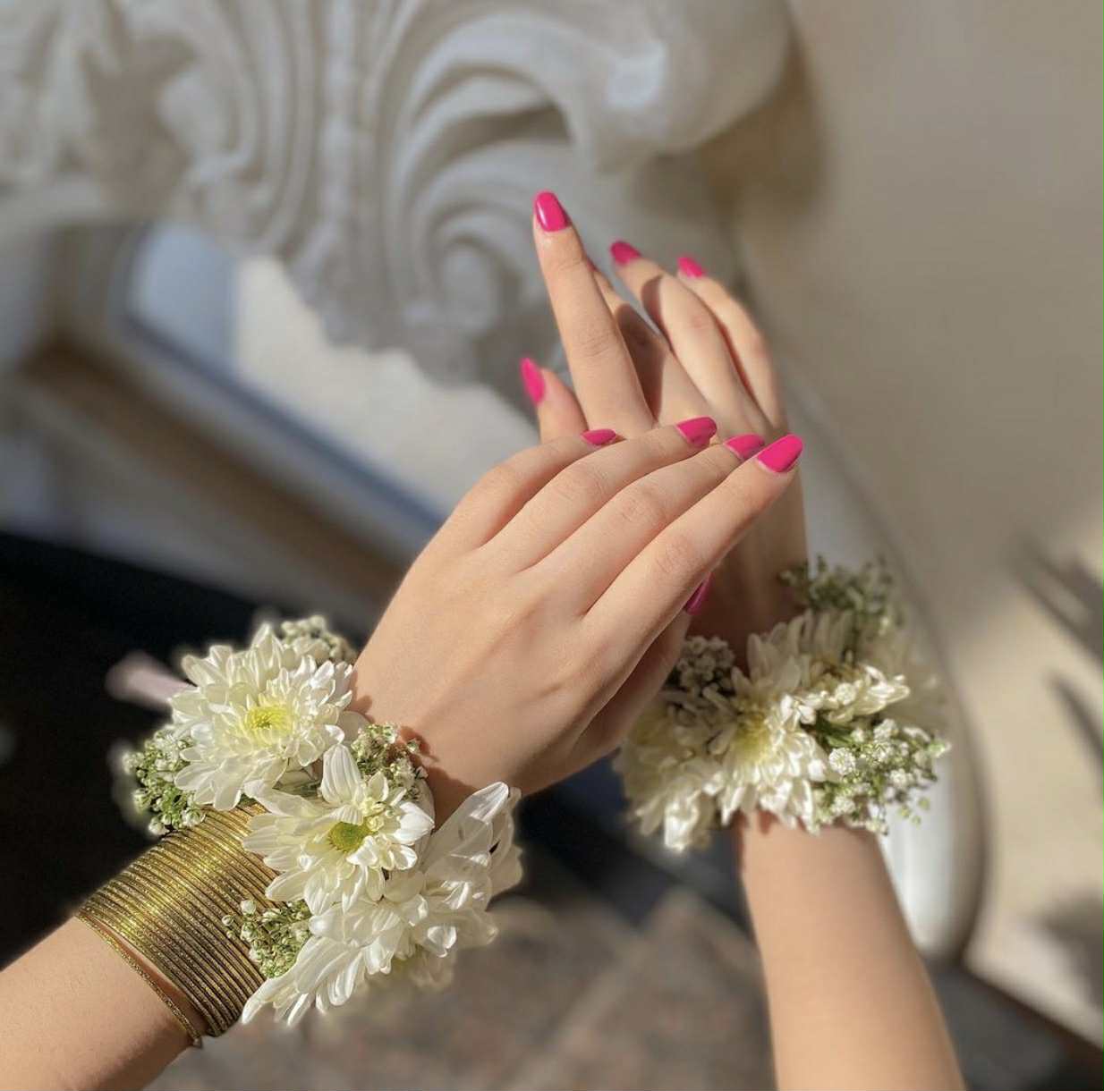 White chrysanthemum gajray pair for brides and bridesmaids in Islamabad